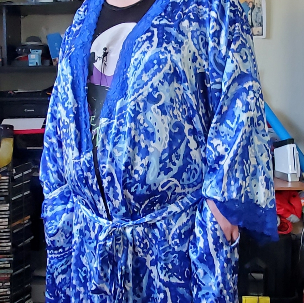 Plus size N/W/T (I Keep the tags) satin/poly Robe
